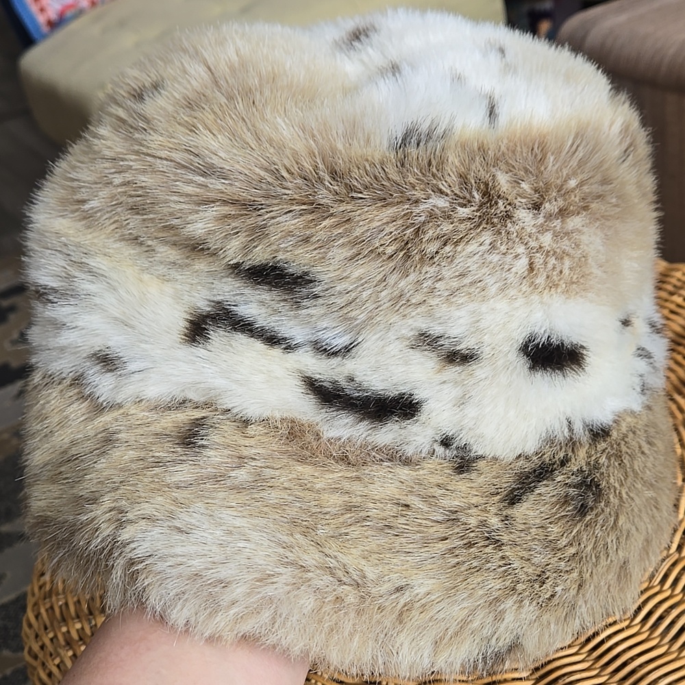 Danier Faux Fur Bucket Hat Leopard Print Plush Winter Cozy Luxe Statement - Picture 3 of 10